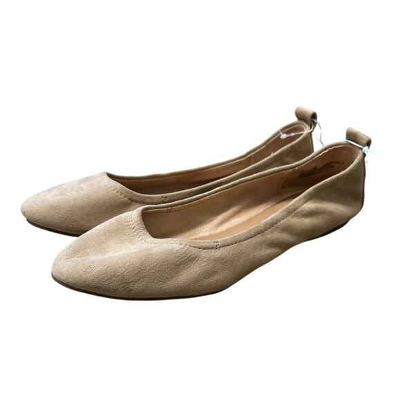 Universal Thread Danielle Ballet Flats NWT Womens 8.5 Beige Faux Leather Classic - Picture 1 of 10